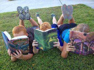kids-reading_harrypotter
