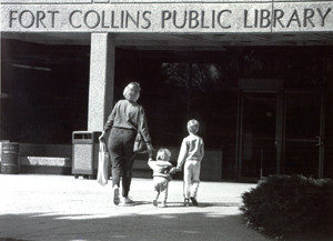 Visitors head in to Main Library, 1992